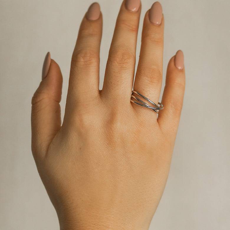 Nana Kay Curvey Glam Ring Vibrant Silber Neueste Stile