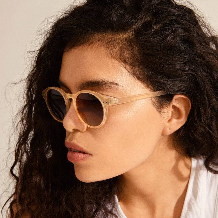 Pilgrim KYRIE klassische runde Sonnenbrille hellbeige Exklusivangebot