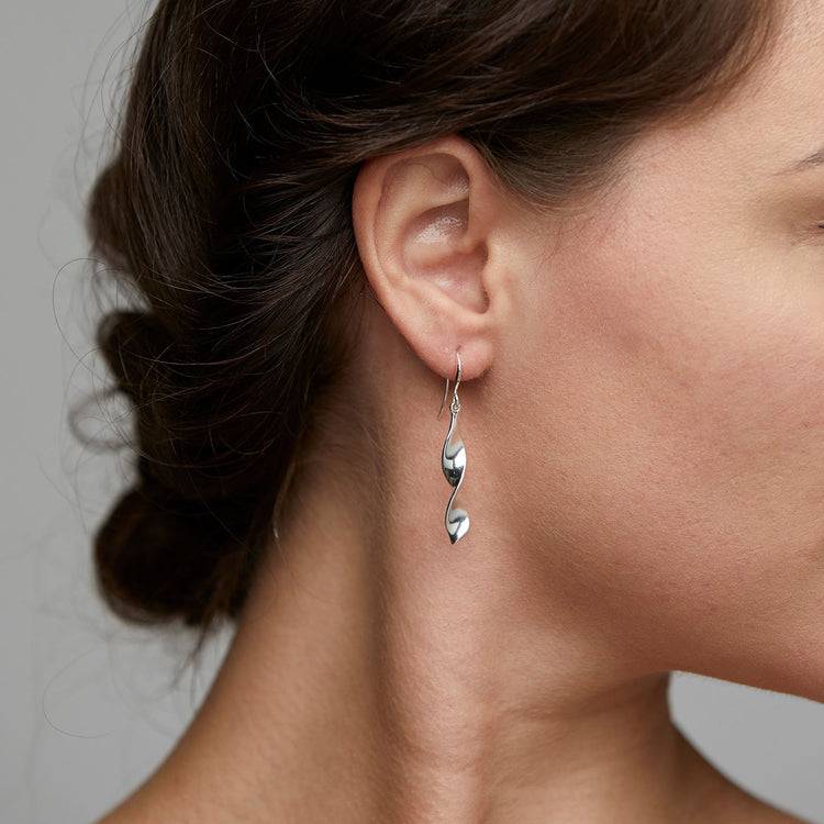 Pilgrim ELAINE recycelte Twirl-Ohrringe, versilbert Sonderangebot der Fabrik