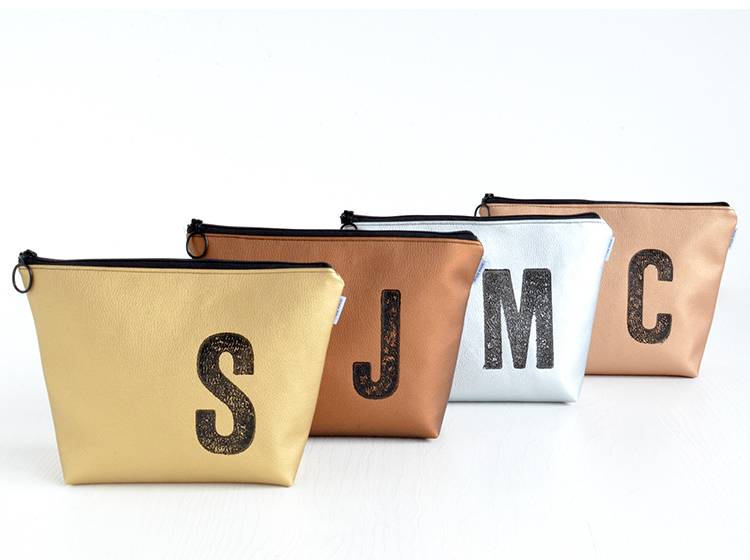 Renna Deluxe Waschtasche Metallic SILBER mit Buchstabe vegan Saisonschlussverkauf