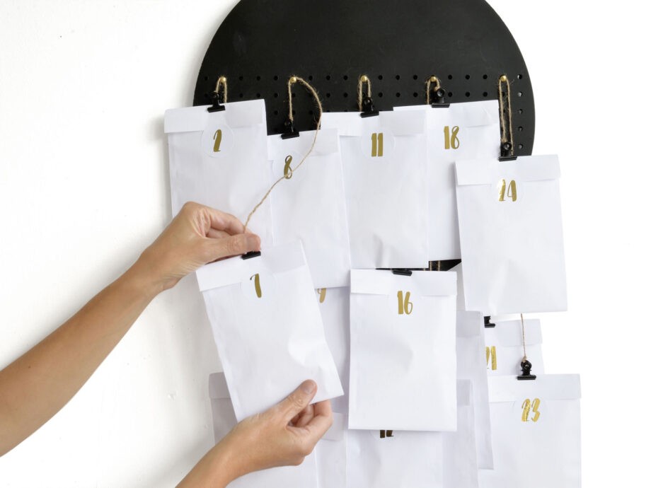 Renna Deluxe Adventskalender Gold metallic mit weißen Papiertüten Top Angebot