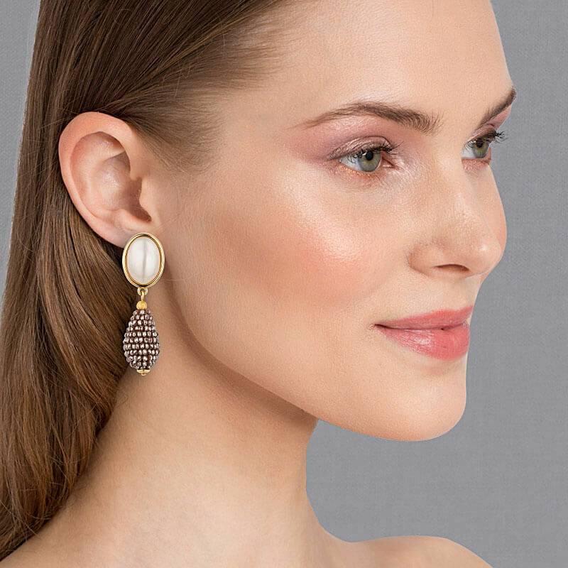 SchwesterSchwester Perlmuttfarbener Ohrstecker mit champagnerfarbenem Glitzer-Tropfen von AmuseToi Sonderangebot der Fabrik