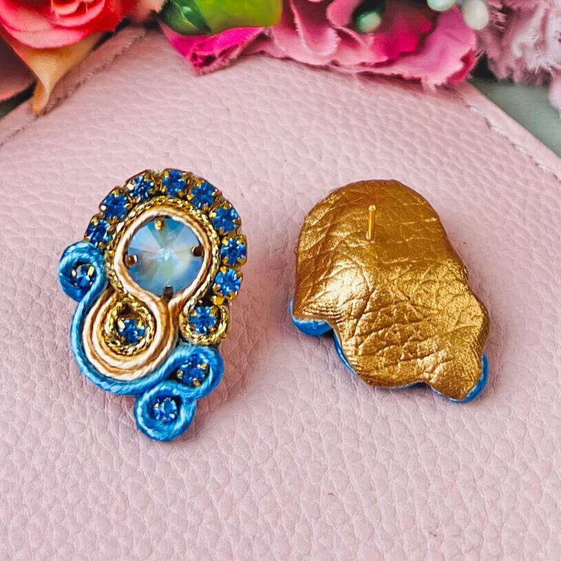SchwesterSchwester Kleine Soutache-Ohrringe in Blautönen und Gold Rabatt