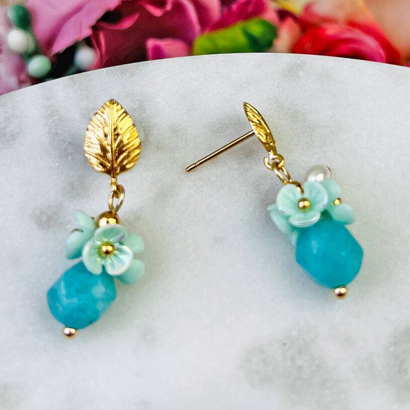 SchwesterSchwester Kleine vergoldete Ohrstecker in Blattform mit Blüten und Perle in Türkis Günstig kaufen