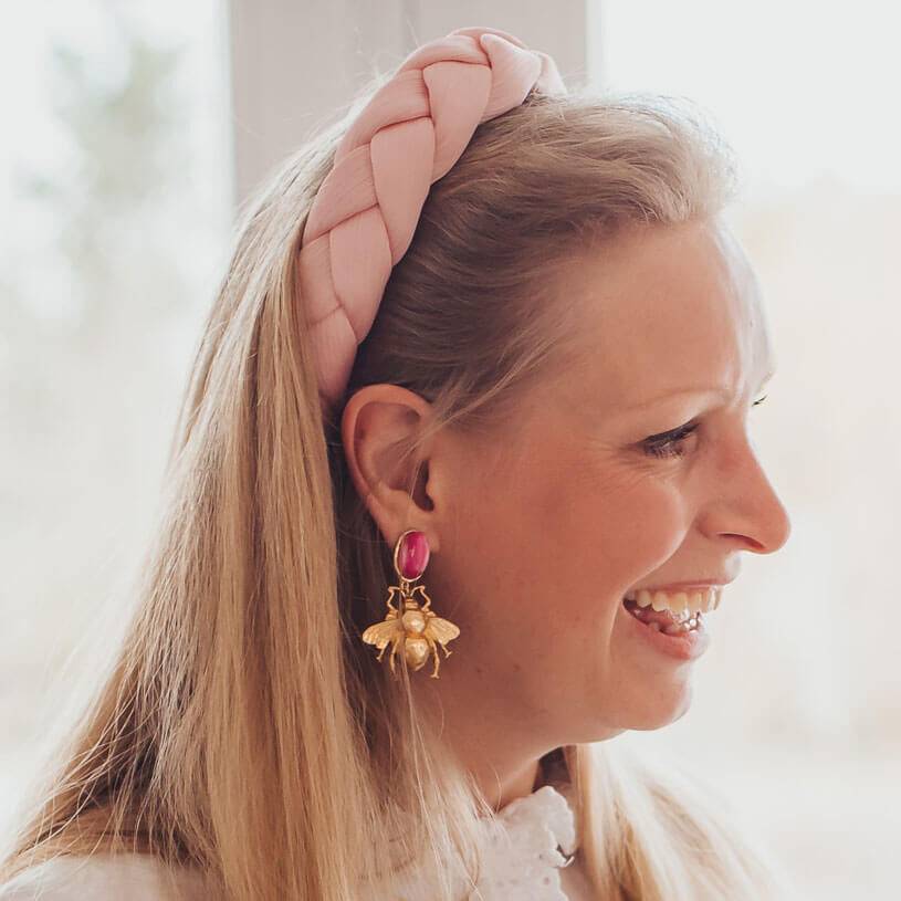 SchwesterSchwester Breiter geflochtener Satin-Haarreif in zartem Rosa Zeitbegrenzte Promotion