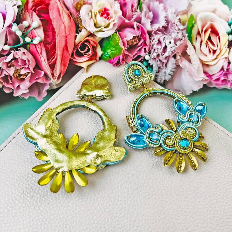 SchwesterSchwester Filigrane Soutache-Ohrringe in zarten Hellblautönen mit Gold Verkauf