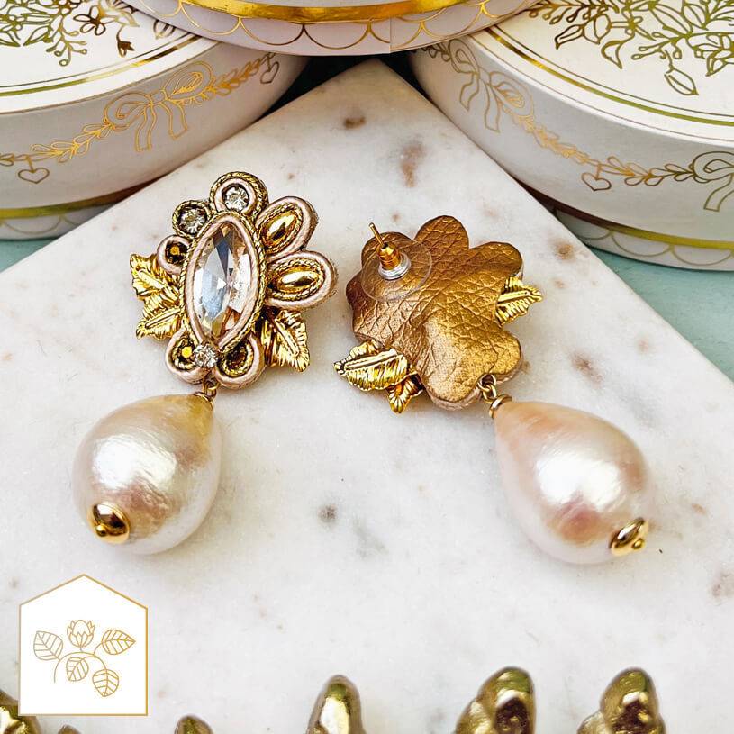 SchwesterSchwester Raffinierte Soutache-Ohrstecker in Gold und Champagner mit Baumwolltropfen Online Shopping