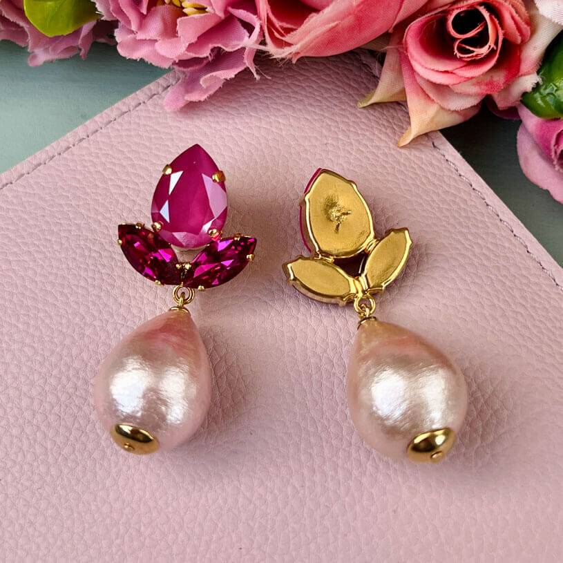 SchwesterSchwester Funkelnde Ohrstecker in Pink mit federleichten Baumwolltropfen von AmuseToi Blitzangebot