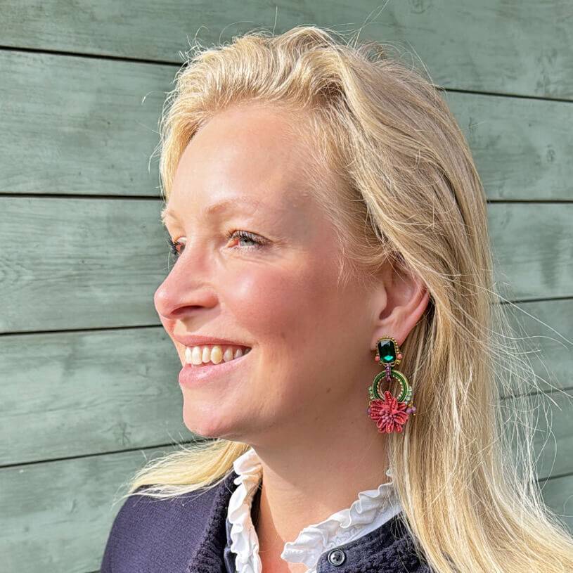 SchwesterSchwester Vorbestellbar - Raffinierte Blüten-Soutache-Ohrstecker in Grün und Rotpink VIP-Rabatte