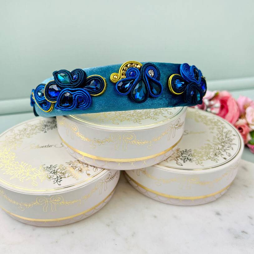 SchwesterSchwester Breiter Samt-Haarreif in Blau mit Soutache-Applikationen in Blau und Gold Super Sparpreis