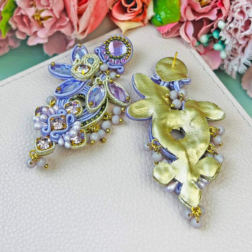 SchwesterSchwester Große Soutache-Ohrringe in Flieder und Champagner Letzter Tag