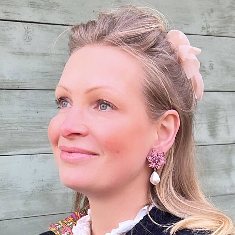 SchwesterSchwester Süße Blumen-Soutache-Ohrringe in Puderrosa mit kleinen Baumwolltropfen Zeitbegrenzte Promotion