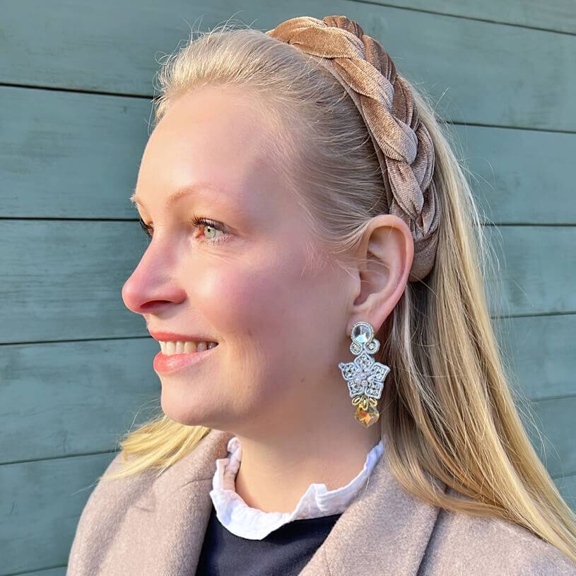 SchwesterSchwester Besondere Schneekristall-Soutache-Ohrringe in Weiß Bis zu 65% Rabatt