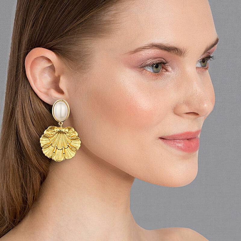 SchwesterSchwester Vergoldete Ohrstecker in Perlmuttfarben mit goldenem Muschelornament von AmuseToi Vierteljährliche Förderung