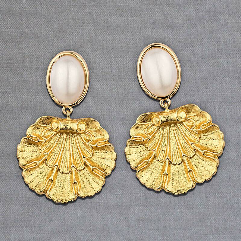 SchwesterSchwester Vergoldete Ohrstecker in Perlmuttfarben mit goldenem Muschelornament von AmuseToi Vierteljährliche Förderung