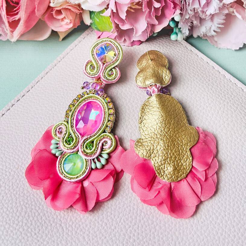 SchwesterSchwester Außergewöhnliche Soutache-Ohrringe in Rosa 50% Rabatt mit kostenlosem Versand