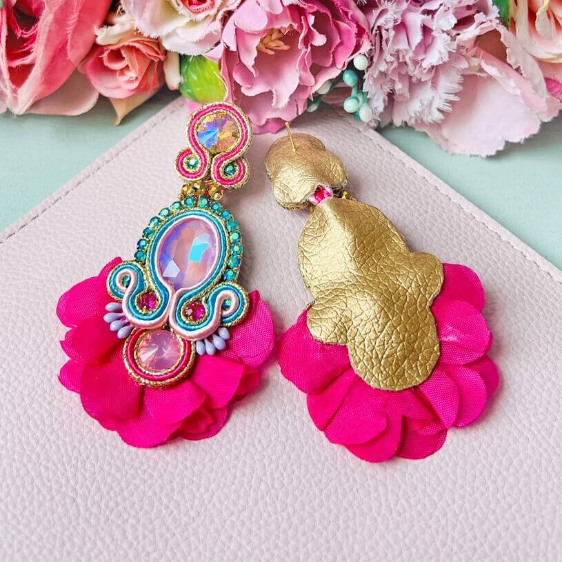 SchwesterSchwester Außergewöhnliche Soutache-Ohrringe in leuchtendem Pink Im Verkauf