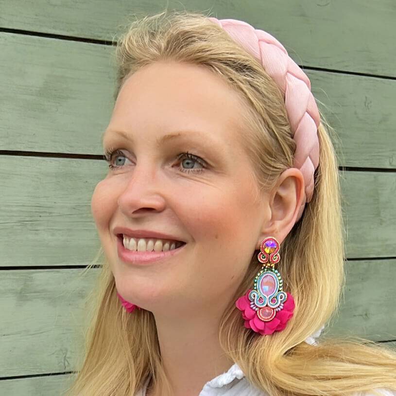 SchwesterSchwester Außergewöhnliche Soutache-Ohrringe in leuchtendem Pink Im Verkauf