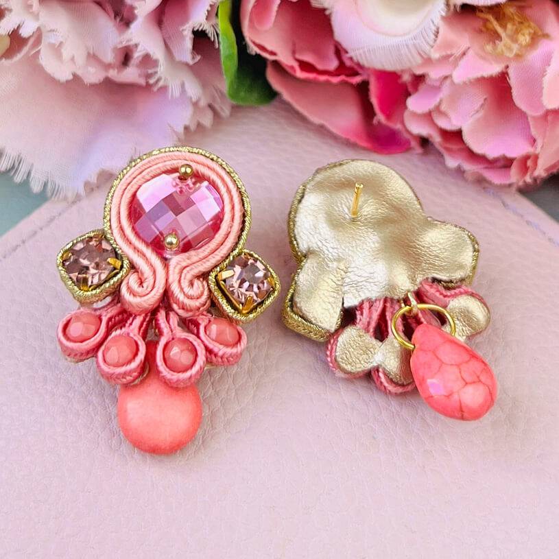 SchwesterSchwester Wunderschöne kleine Soutache Ohrstecker in Gold und Rosa Online