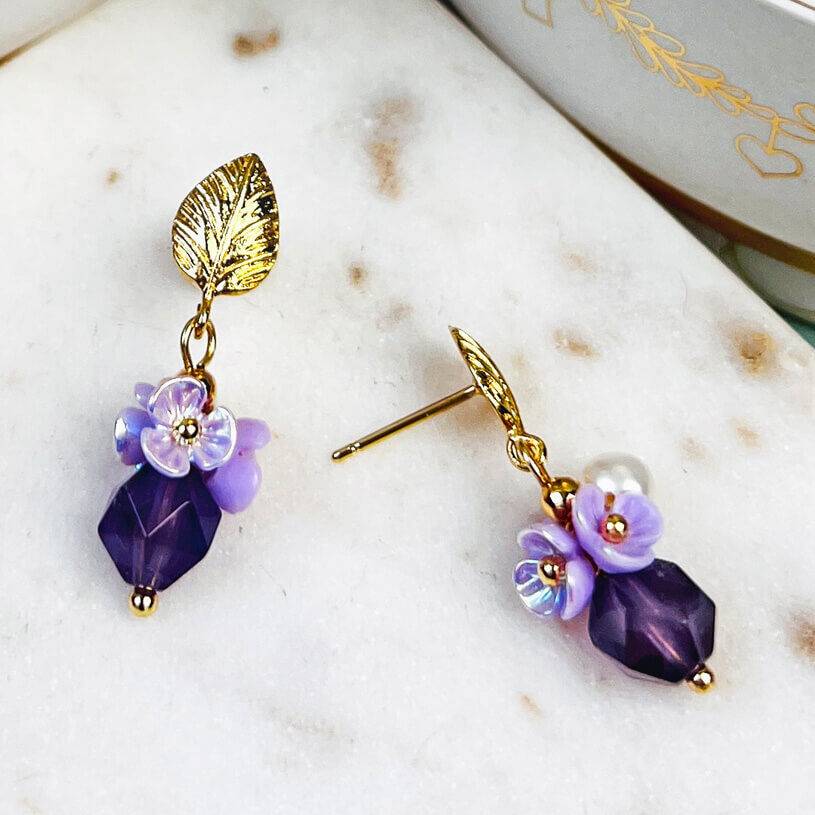 SchwesterSchwester Kleine vergoldete Ohrstecker in Blattform mit Blüten und Perle in Violett Verkauf