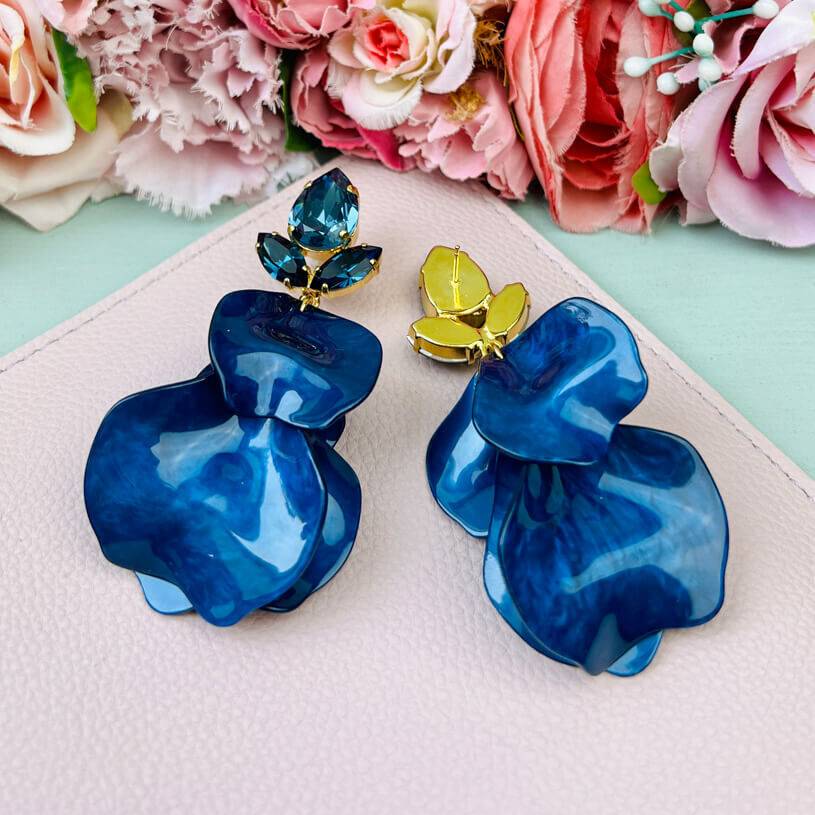 SchwesterSchwester Funkelnde Ohrringe mit dunkelblauen Glas-Kristallen und Blütenblättern im Angebot