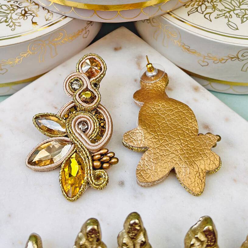 SchwesterSchwester Extravagante Soutache-Ohrstecker in Champagner und Gold Fabrikverkauf