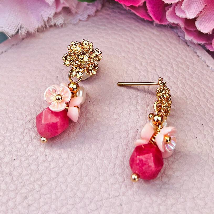 SchwesterSchwester Kleine vergoldete Ohrstecker mit Blüten und Perle in Rosa und Pink Rabatt