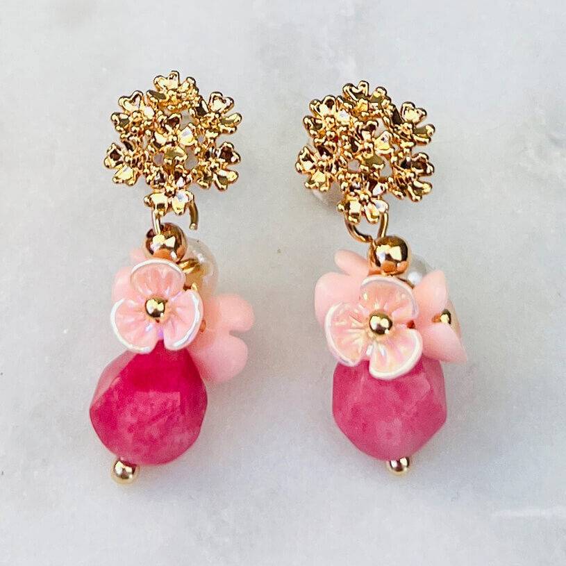SchwesterSchwester Kleine vergoldete Ohrstecker mit Blüten und Perle in Rosa und Pink Rabatt