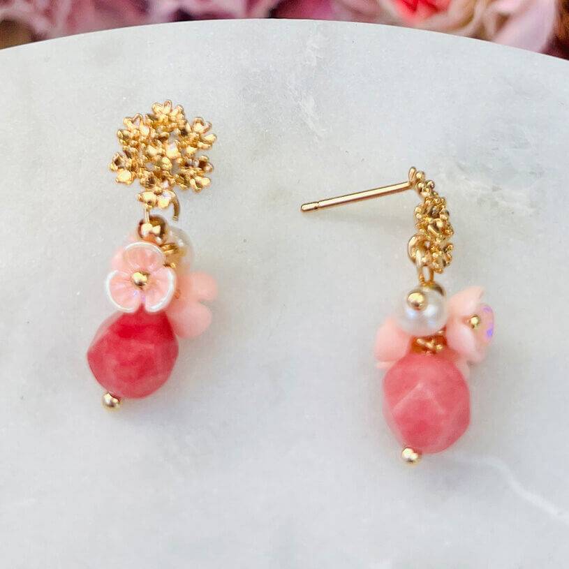 SchwesterSchwester Kleine vergoldete Ohrstecker mit Blüten und Perle in Rosa und Pink Rabatt