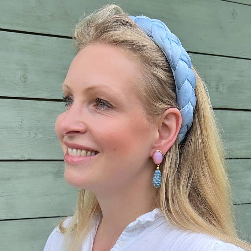 SchwesterSchwester Rosafarbene Ohrringe mit glitzerndem hellblauen Tropfen von AmuseToi Günstig kaufen