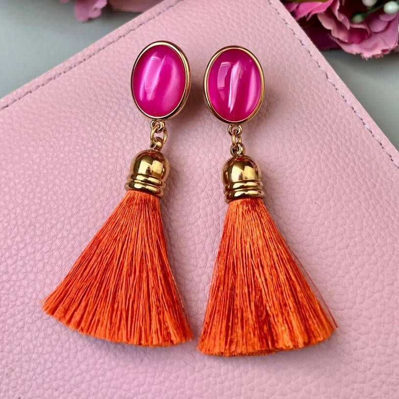 SchwesterSchwester Set aus pinken Quasten-Ohrsteckern in Rostorange und Satin-Haarreif in Gelb Preisnachlass