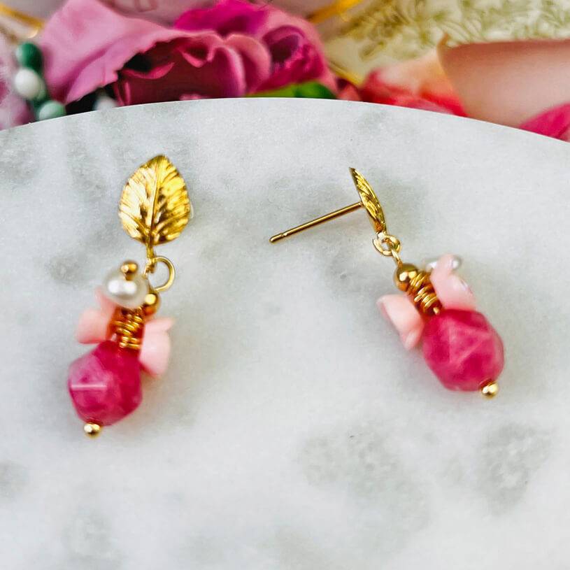 SchwesterSchwester Kleine vergoldete Ohrstecker in Blattform mit Blüten und Perle in Rosa und Pink Saisonschlussverkauf