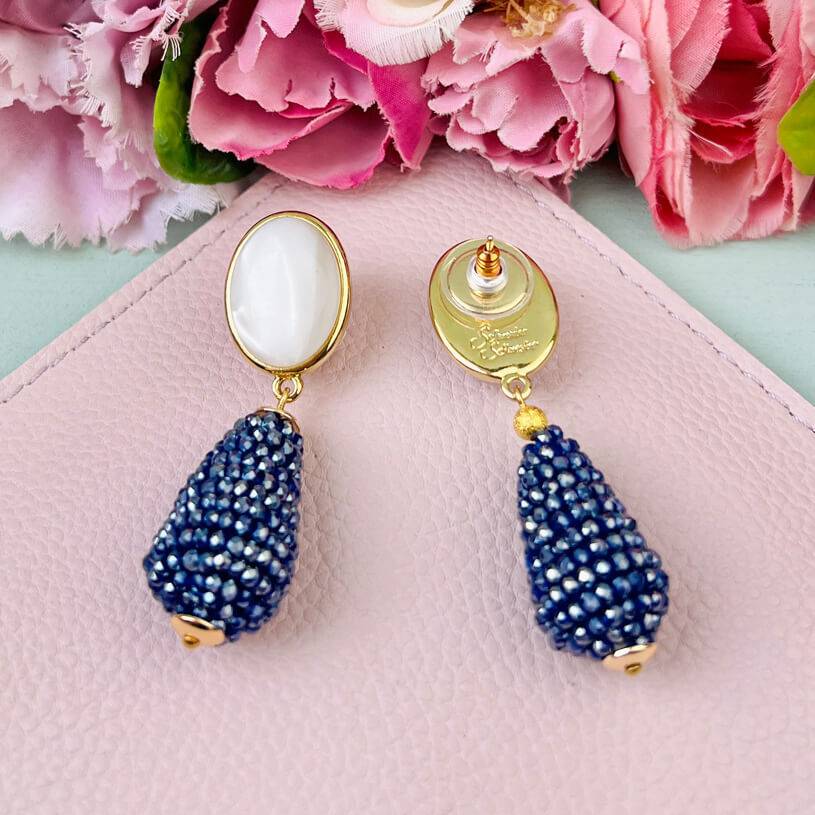 SchwesterSchwester Perlmuttfarbene Ohrringe mit glitzerndem dunkelblauen Tropfen von AmuseToi Neueste Mode