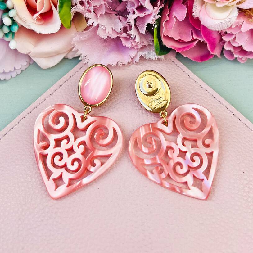SchwesterSchwester Schöne Ohrringe in schimmerndem Rosa mit Herz-Ornamenten von AmuseToi Neuheiten