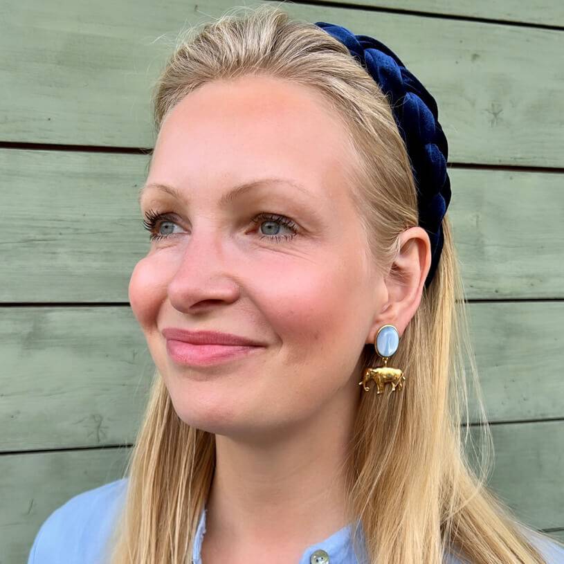 SchwesterSchwester Ohrstecker in Hellblau mit vergoldetem Elefant Letzte 3 Tage