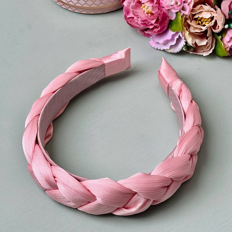 SchwesterSchwester Set aus rosafarbenen Tropfen-Ohrringen von AmuseToi und Satin-Haarreif in Rosa Sonderangebot der Fabrik