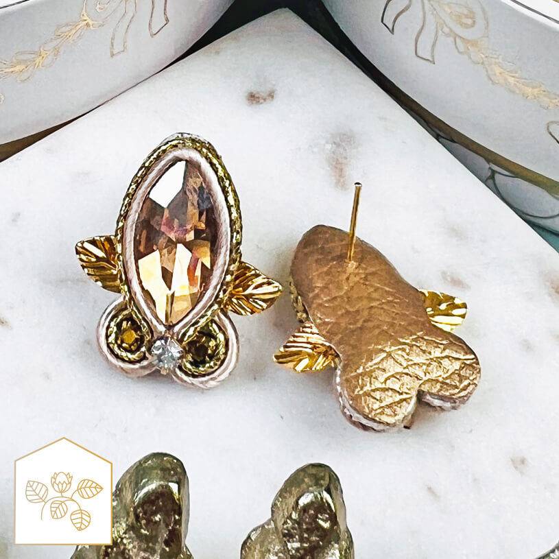 SchwesterSchwester Kleine Soutache-Ohrstecker in Gold und Champagner zollfrei