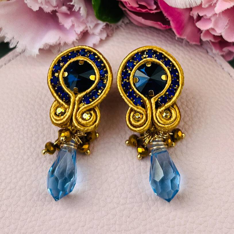SchwesterSchwester Hübsche Soutache-Ohrstecker mit blauen Kristallen und Tropfen Online